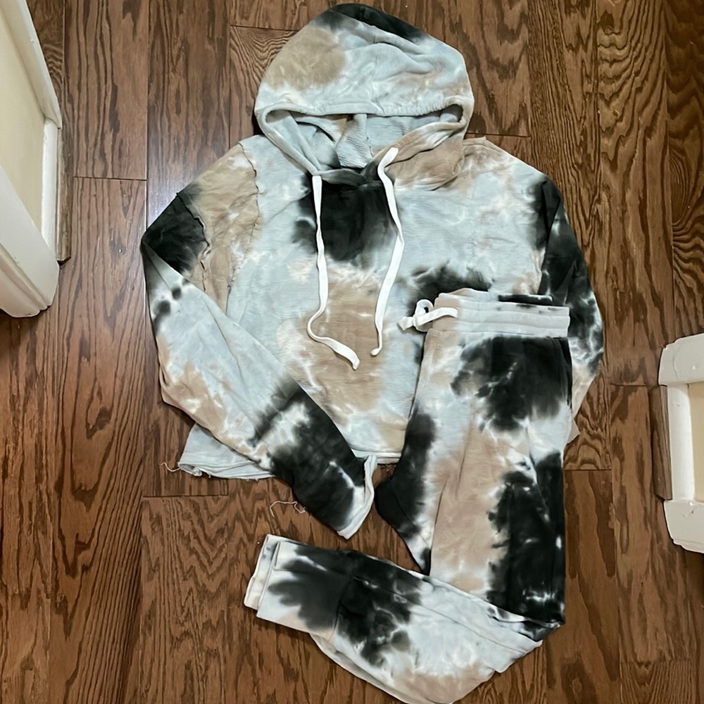 Size Large Mono B 2pc sweatshirt and matching joggers tie dye outfit.